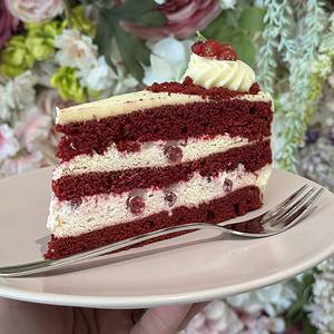 Red Velvet tortový rez zákusky Nitra Ružová cukráreň