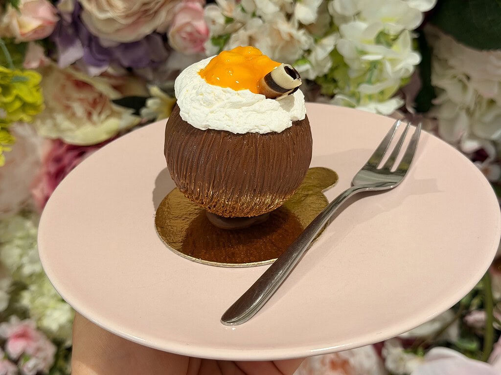 Dezert kokos. Virálne ovocie. Zákusky Nitra Ružová cukráreň